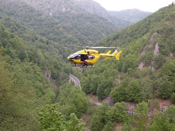 Rescue helicopter arrives for Pedro Horrillo (Rabobank).