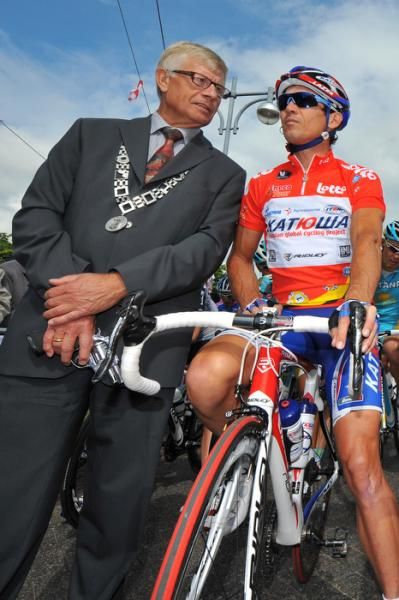 Robbie McEwen in the red sprinter's jersey at the start.
