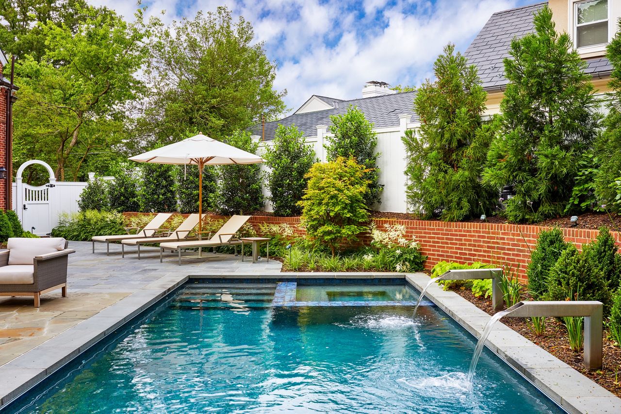 swimming pool in backyard by Richardson &amp; Associates Landscape Architecture