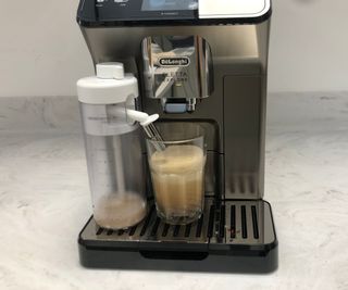 De'Longhi Eletta Explore iced latte