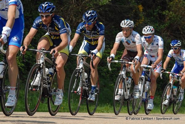 Romain Feillu (Vacansoleil-DCM) is well-placed in the peloton.