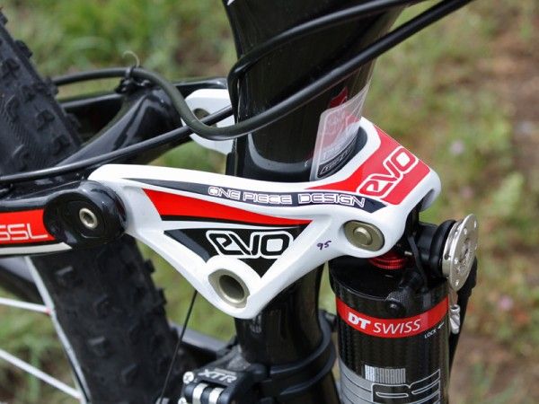 The compact one-piece EVO rocker link helps keep the back end tight and controlled.
