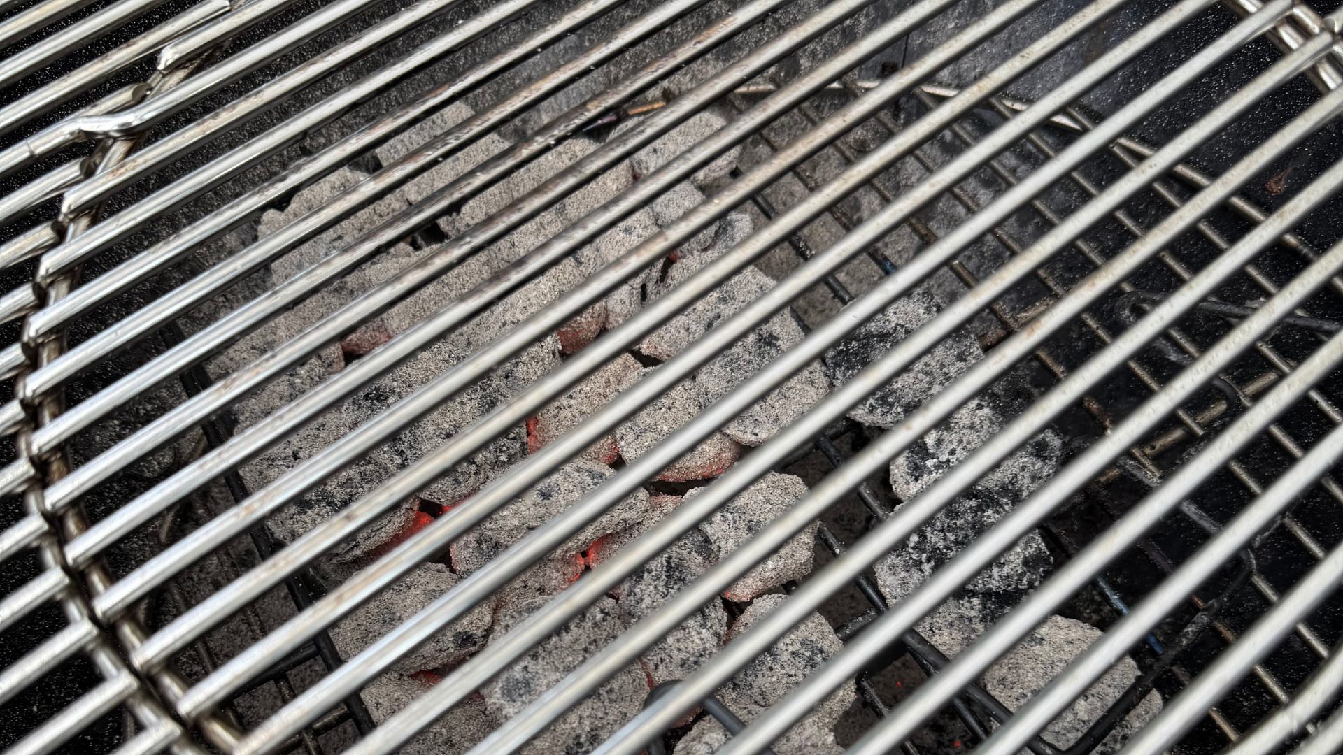Cleaning the Weber Master-Touch GBS C-5750 Charcoal Barbecue