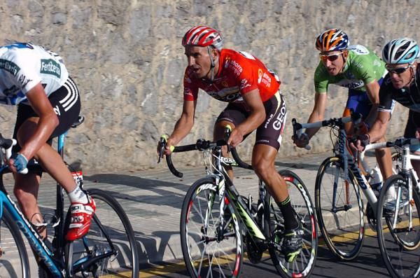 Vuelta leader Juan Jose Cobo (Geox-TMC) pays close attention to the Sky trio on the front to prevent any gaps from forming in the stage finale..