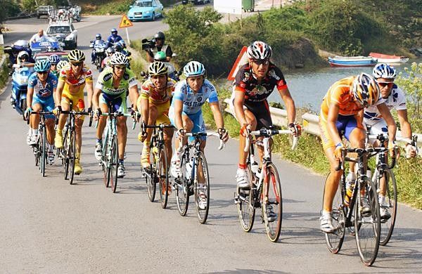 Vladimir Karpets (Caisse d'Epargne) drives the break.