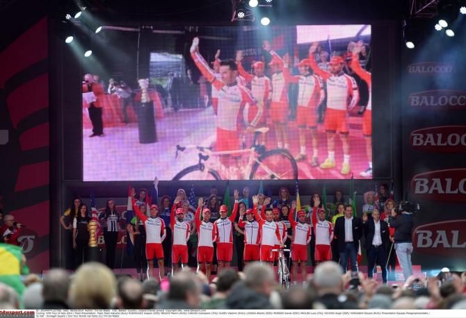 Katusha wave to the crowd