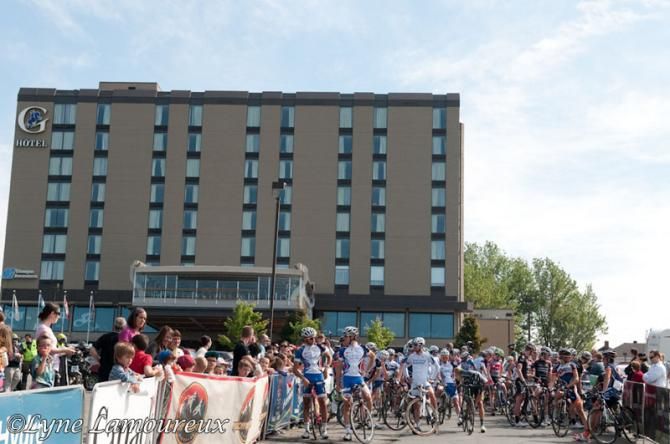 Field masses in front of race HQ hotel The Georgeville