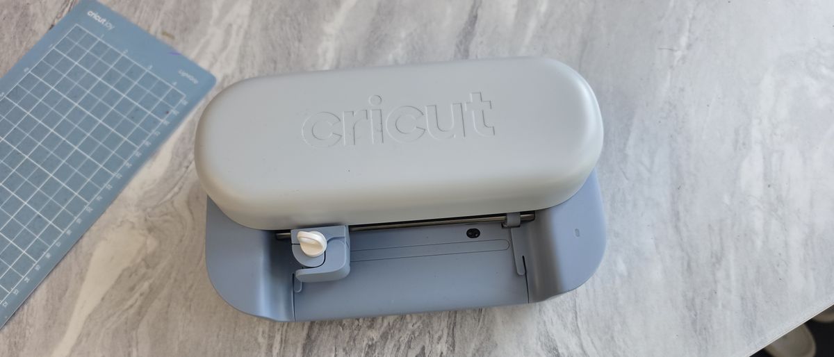 The Cricut Joy 2 on a white marble craft table