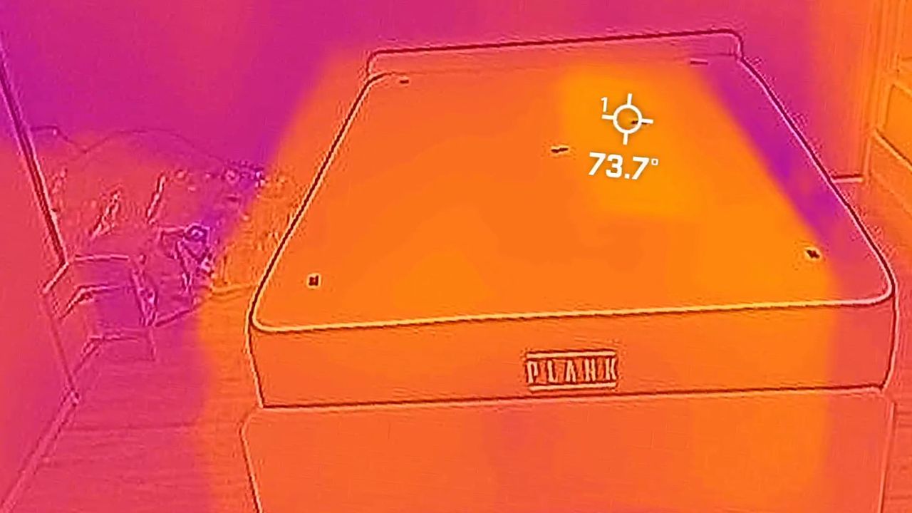 A thermal cam image showing the Plank Firm Luxe mattress in our Sleep Lab. There's a small yellow mark indicating where the tester was lying but for the most part, the entire mattress surface is the same color.
