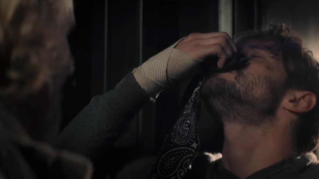 パラダイスで鼻血を止めるために雑巾を鼻まで当てている男性