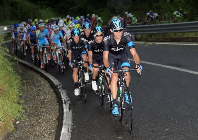 Team Sky controls the tempo
