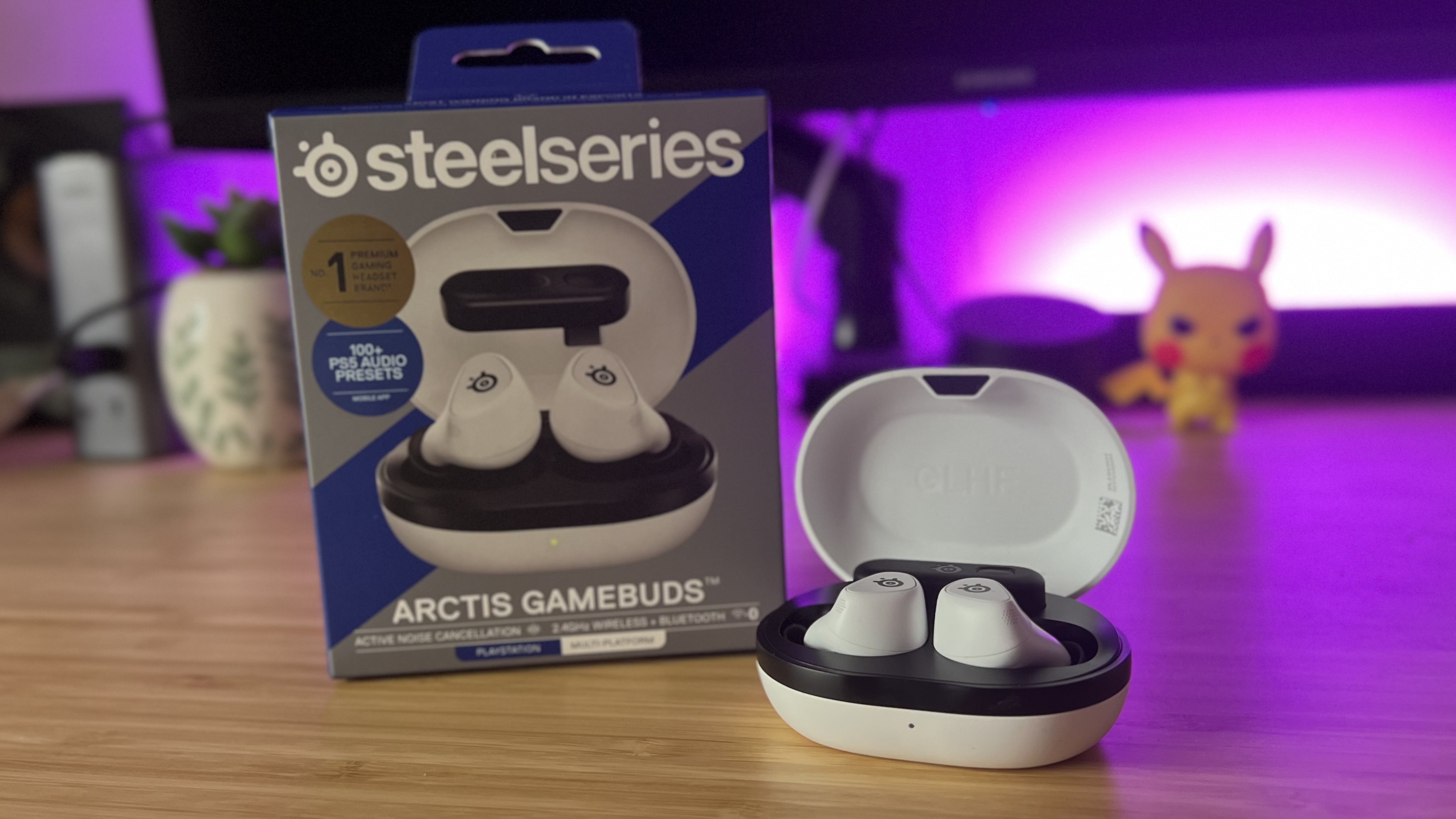 Yog'och stol ustiga qadoqlangan SteelSeries Arctis GameBuds