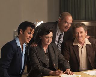 AUSTIN BUTLER as Elvis, HELEN THOMSON as Gladys, TOM HANKS as Colonel Tom Parker and RICHARD ROXBURGH as Vernon in Warner Bros. Pictures’ drama “ELVIS,” a Warner Bros. Pictures release.