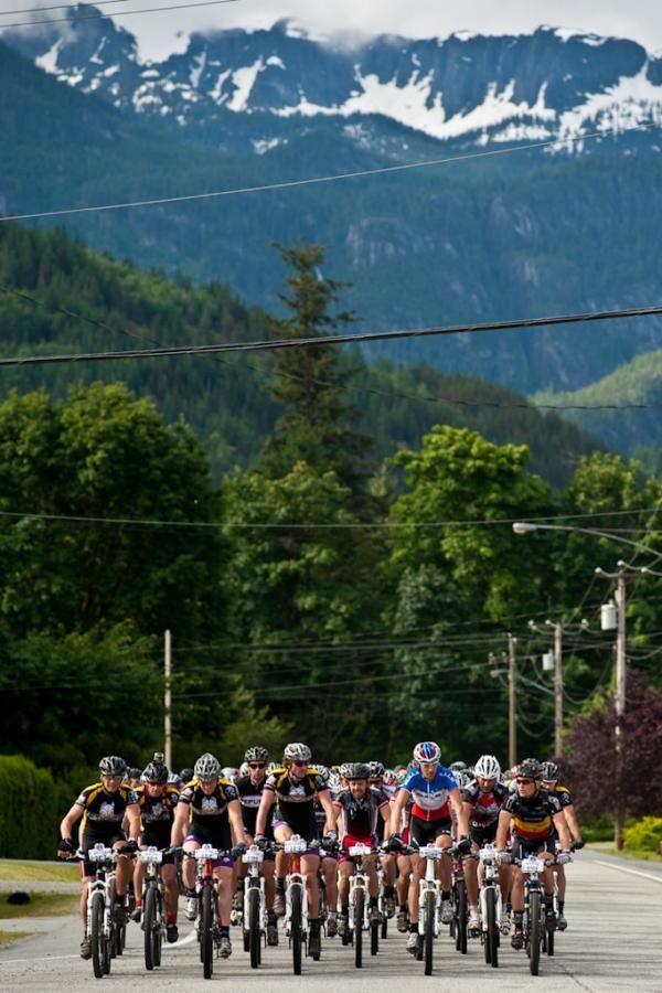 The favorites roll out at the front of the peloton for the start of stage 6.