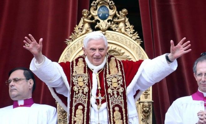 Pope Benedict XVI delivers his Christmas Day message from the central balcony of St Peter&amp;#039;s Basilica in Vatican City.