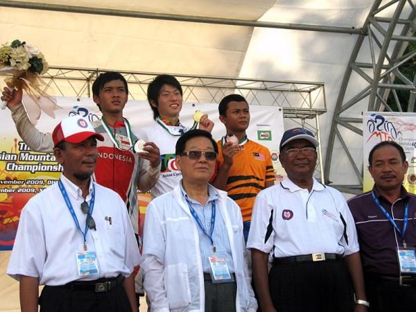 The junior men's top three pose with event VIPs.
