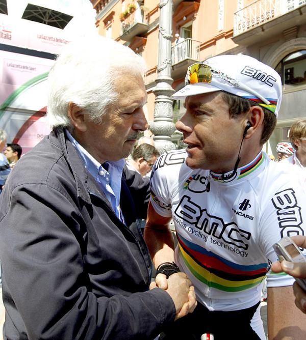 World champion Cadel Evans chats with Androni Giocattoli's Gianni Savio before stage 10.