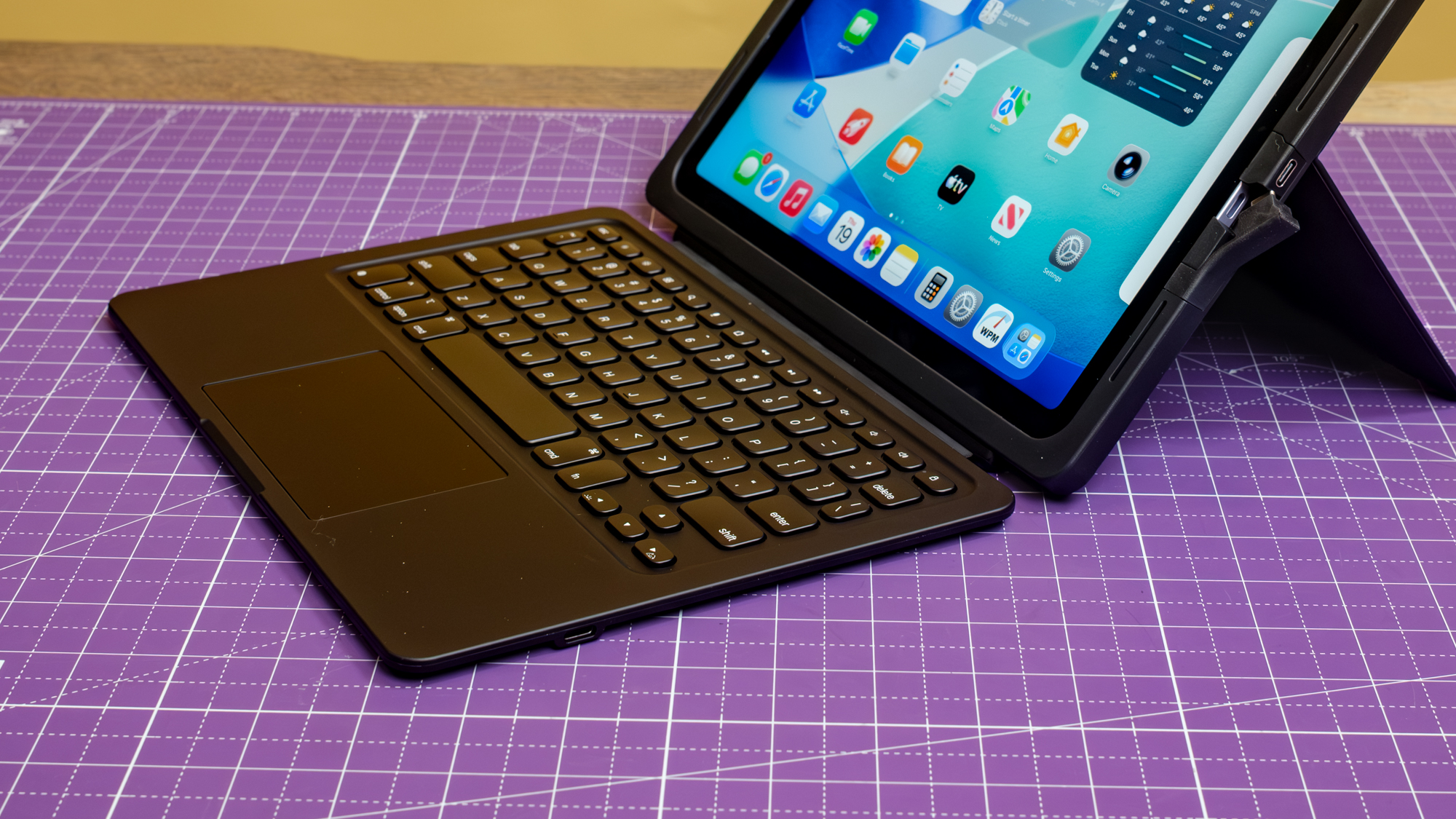 Zagg iPad Air M4 Keyboard Case