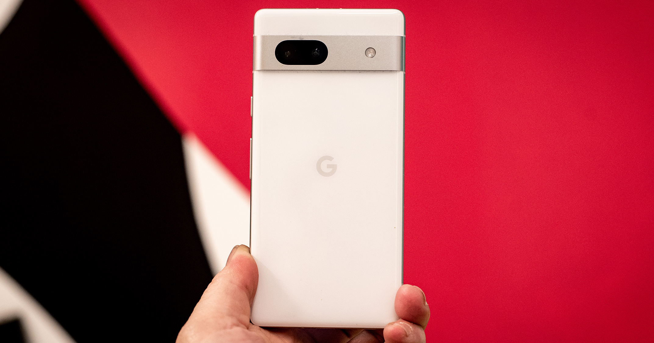 Google Pixel 7a จากด้านหลัง