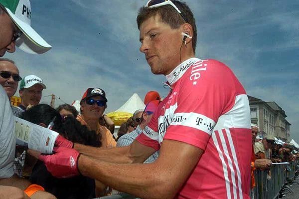 Der Jan signs autographs