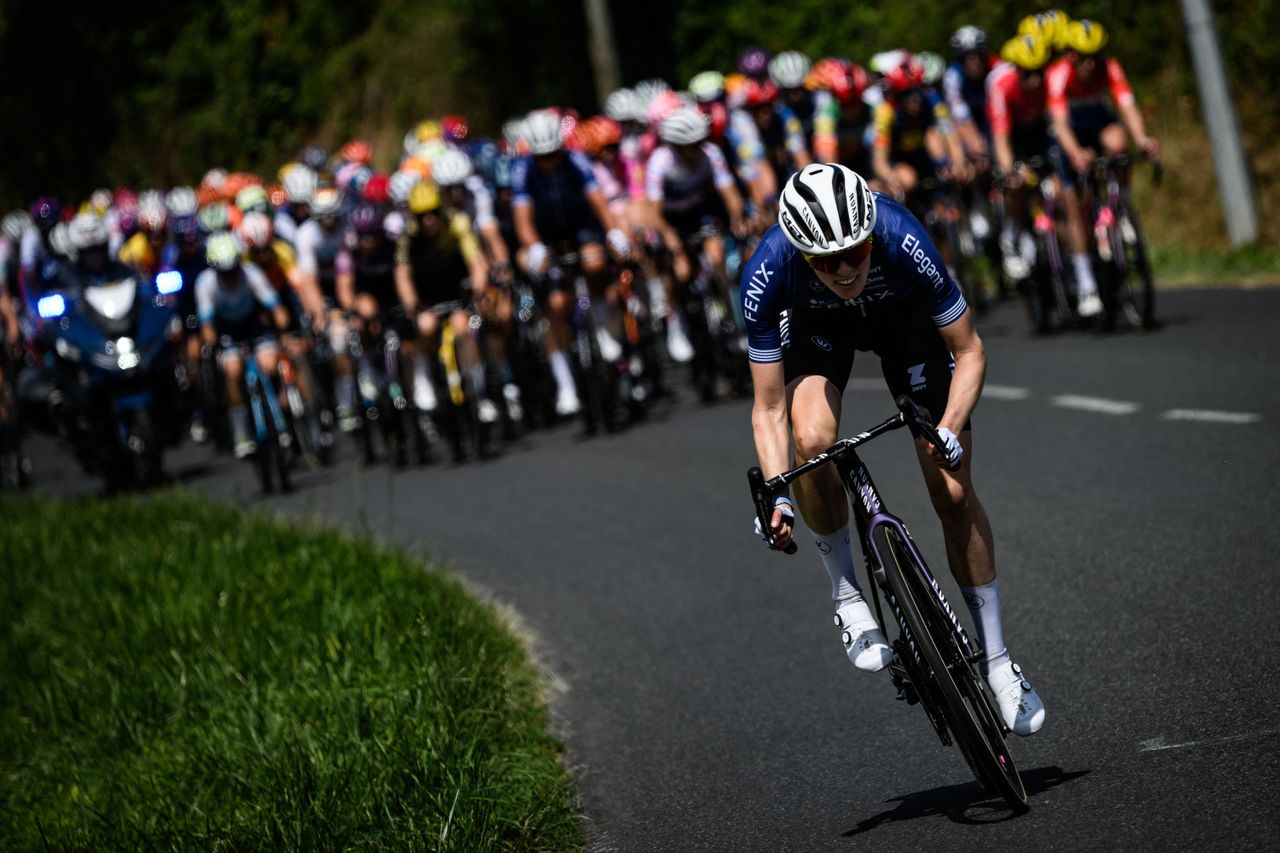 Julie van de Velde solos at Tour de France Femmes