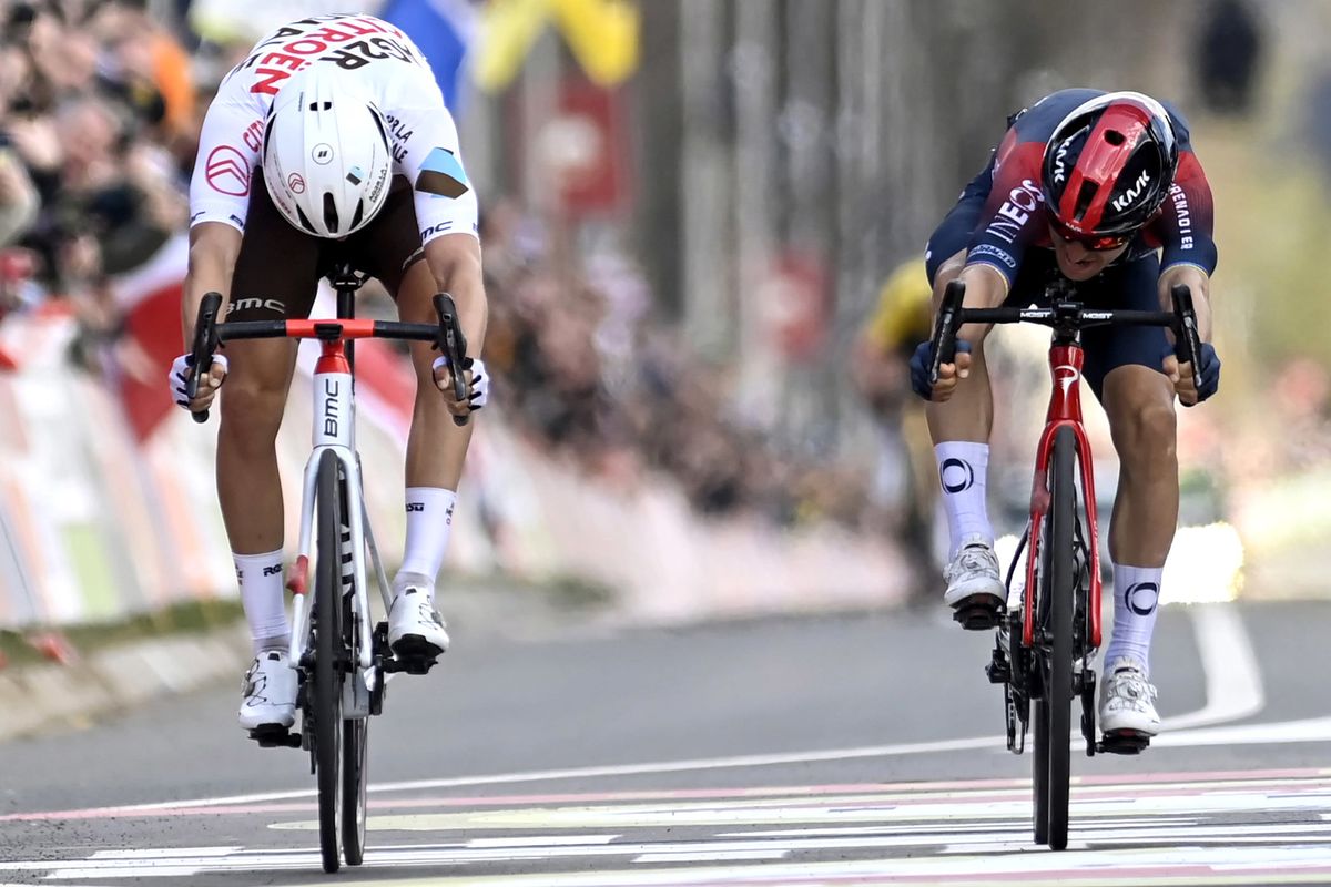 Amstel Gold Race 2022 - 56th Edition - Maastricht - Valkenburg 254,1 km - 10/04/2022 - Benoit Cosnefroy (FRA - AG2R Citroen Team) - Michal Kwiatkowski (POL - INEOS Grenadiers) - photo Nico Vereecken/PN/SprintCyclingAgency&Acirc;&copy;2022