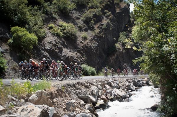Groups start to hit the base of the climb by Sundance.