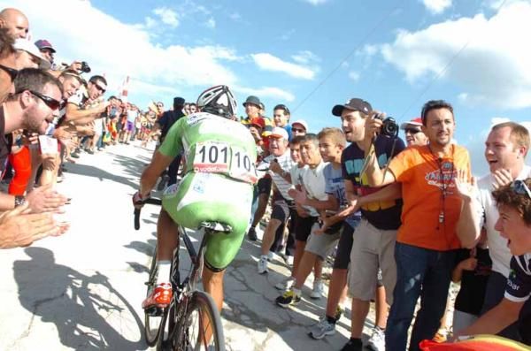 Joaquim Rodriguez (Katusha) makes light work of 23% slopes.