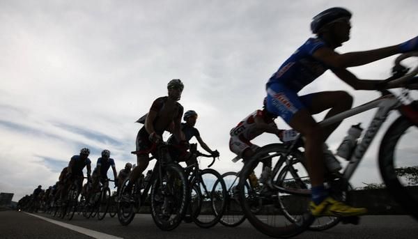 The peloton on its way to Wuzhishan.