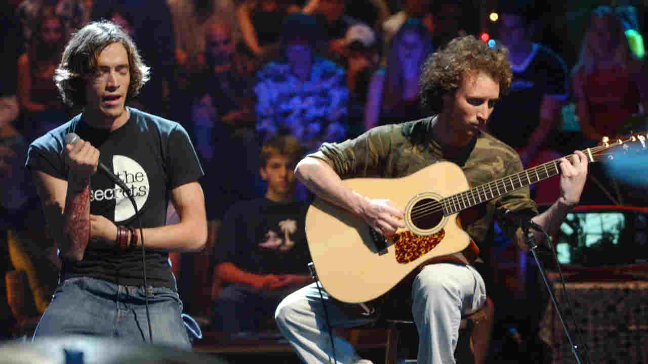Incubus’s Brandon Boyd and Mike Einziger performing an unplugged show in 2001