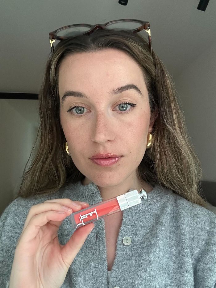 La giovane beauty editor Grace Lindsay prova un prodotto volumizzante per le labbra Dior