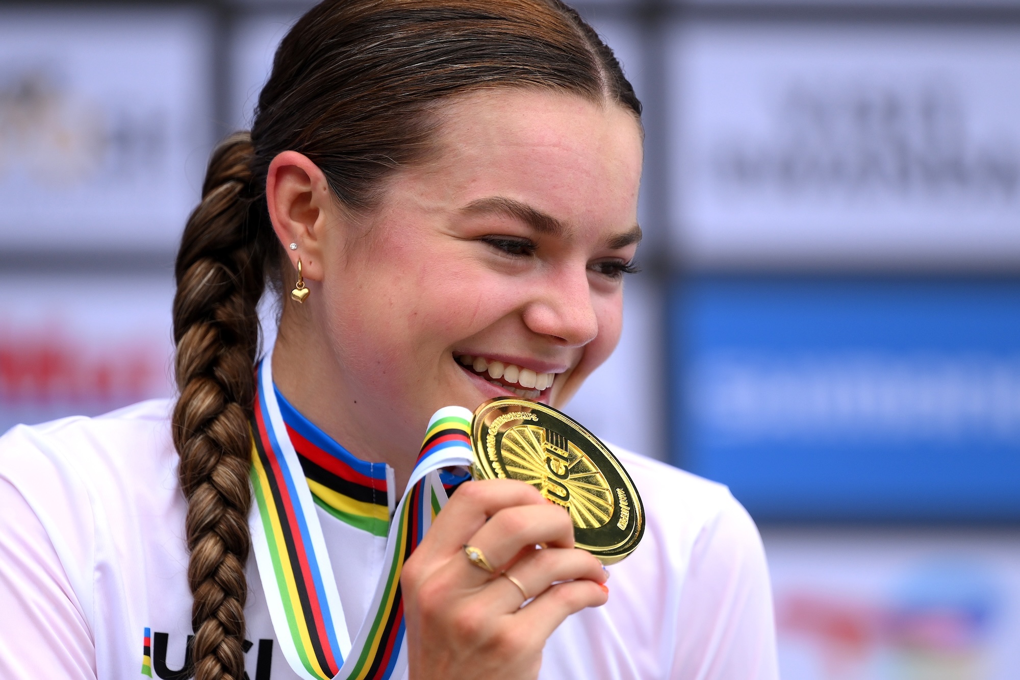 Gold medalist Megan Arens and Team Netherlands celebrates winning the junior women's time trial during the medal ceremony after the 98th UCI Cycling World Championships Kigali 2025