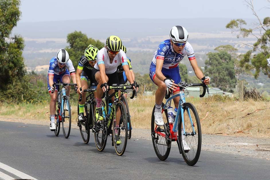 Shara Gillow works on the front for her teammate Lauren Kitchen