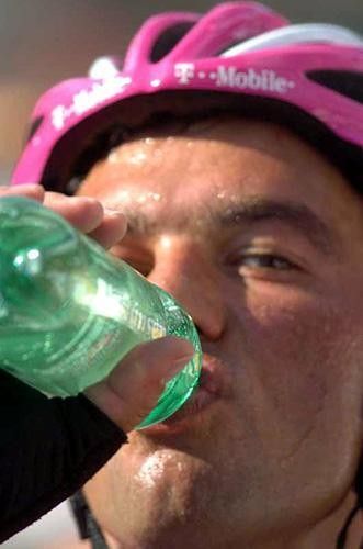 Daniele Nardello (T-Mobile) rehydrates