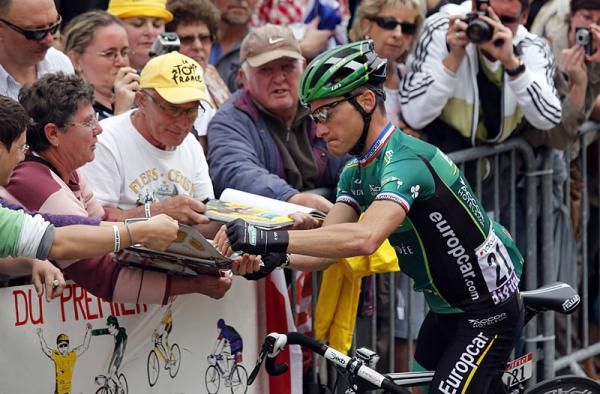 Thomas Voeckler (Europcar) signs autographs