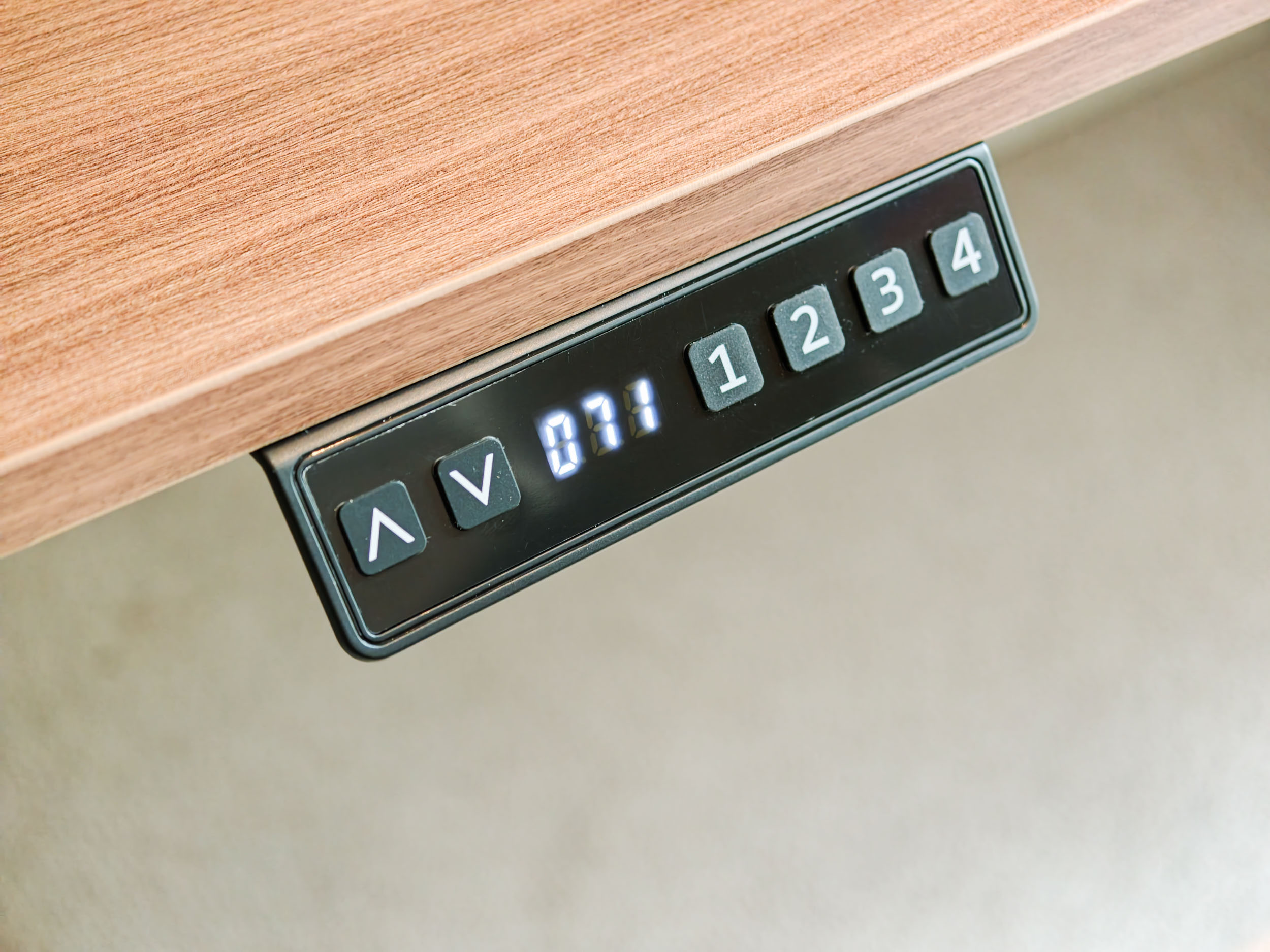 Closeup of the height adjuster of the Arozzi Arena Nordico Electric Standing Desk