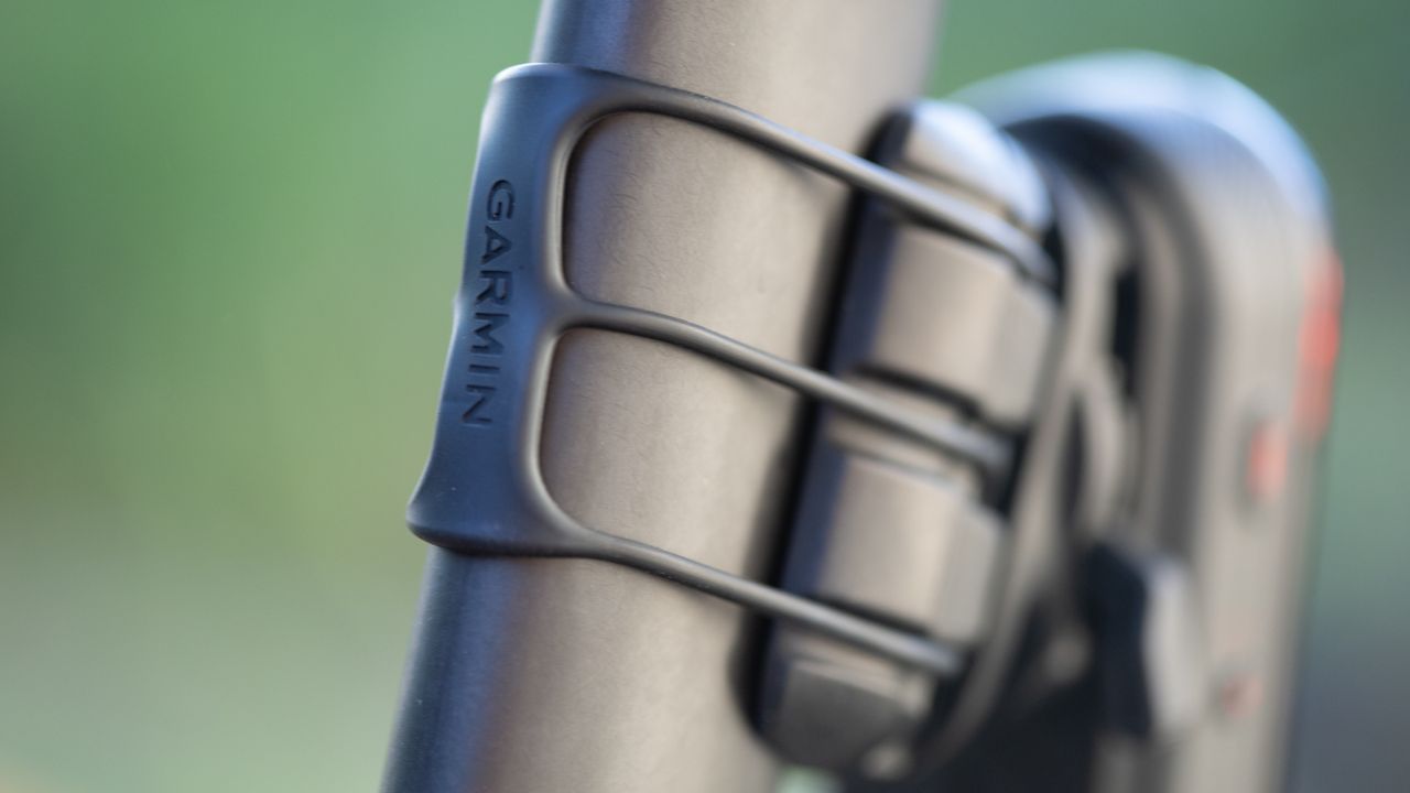 Garmin Varia RCT715 detail of rubber band mounting