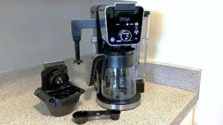 Ninja Dualbrew Pro咖啡機,咖啡勺和廚房電錶上的K杯適配器