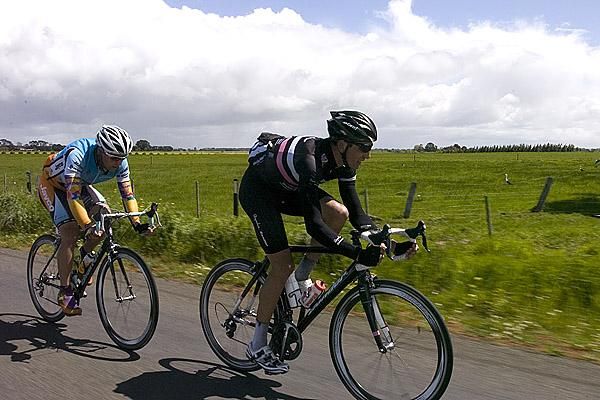 Darren Lapthorne (Rapha-Condor) leads Michael Matthews (Jayco/AIS) in their break.