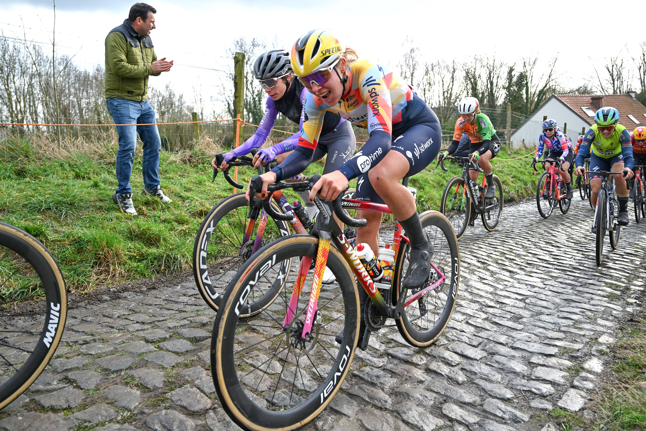 Femke Markus tackling a cobbled sector among the peloton at the 2026 Omloop Het Nieuwsblad