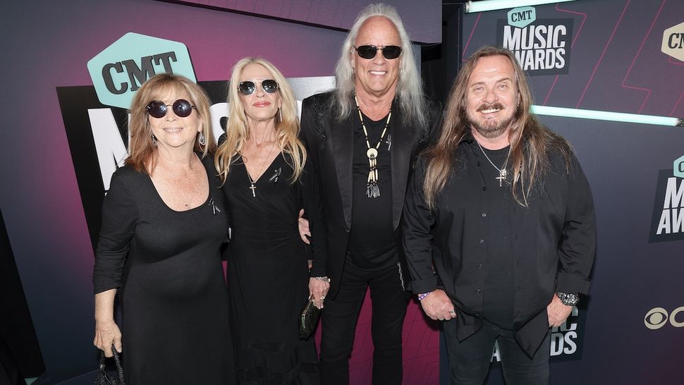 Lynyrd Skynyrd are to continue touring without any original members ...