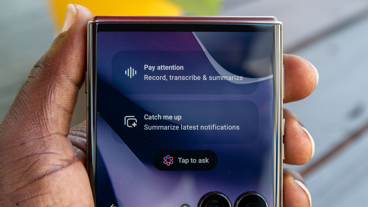 Moto AI on the Razr Ultra 2026 cover screen