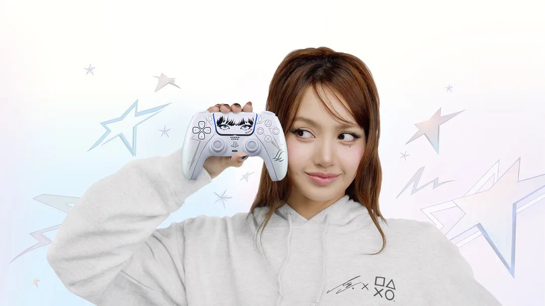 Lisa holding her exclusive PS5 DualSense controller