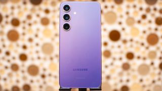 Samsung Galaxy S24 i lila visas upp med baksidan vänd mot kameran.