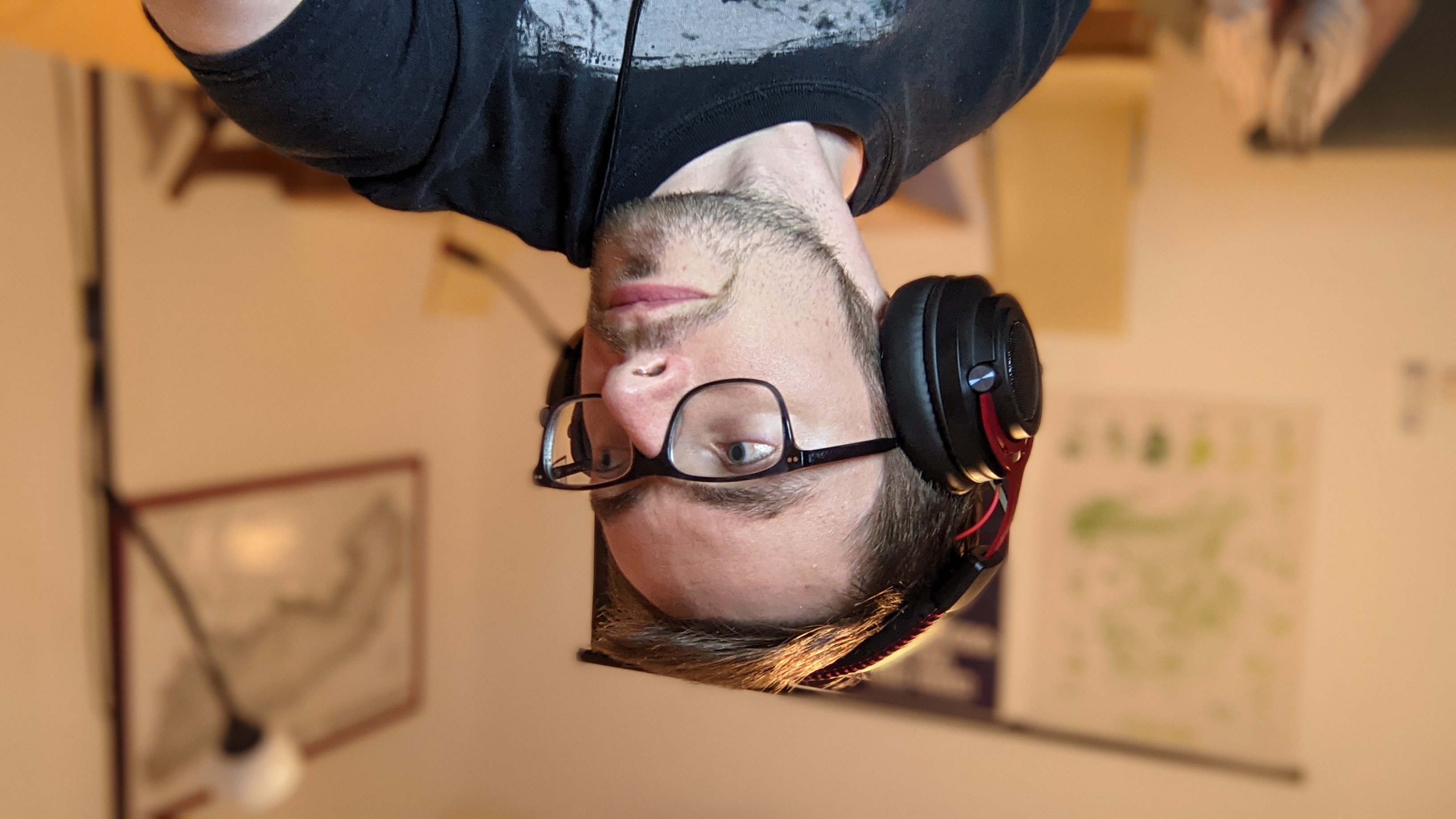 AOC GH300 Gaming-Headset auf dem Kopf eines Redakteurs