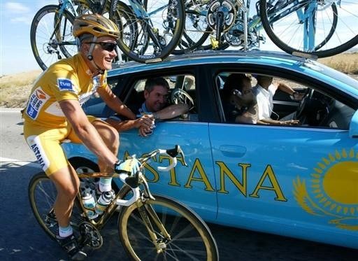 Alexandre Vinokourov (Astana) chats to his team car