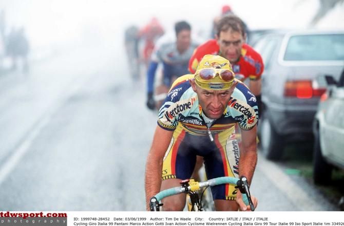A determined Marco Pantani leads Ivan Gotti during the 1999 Giro d'Italia