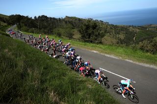 A general view of the peloton at Itzulia Women