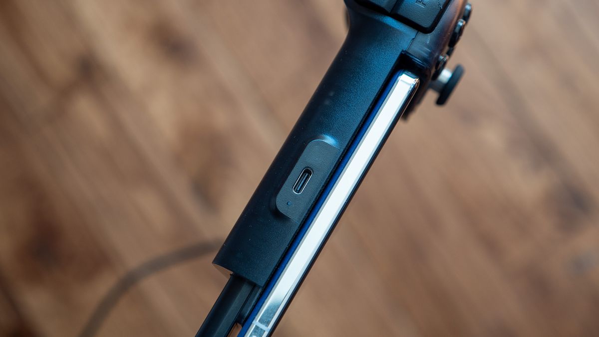 The top charging port on the Viture x 8BitDo Ultimate Mobile Controller