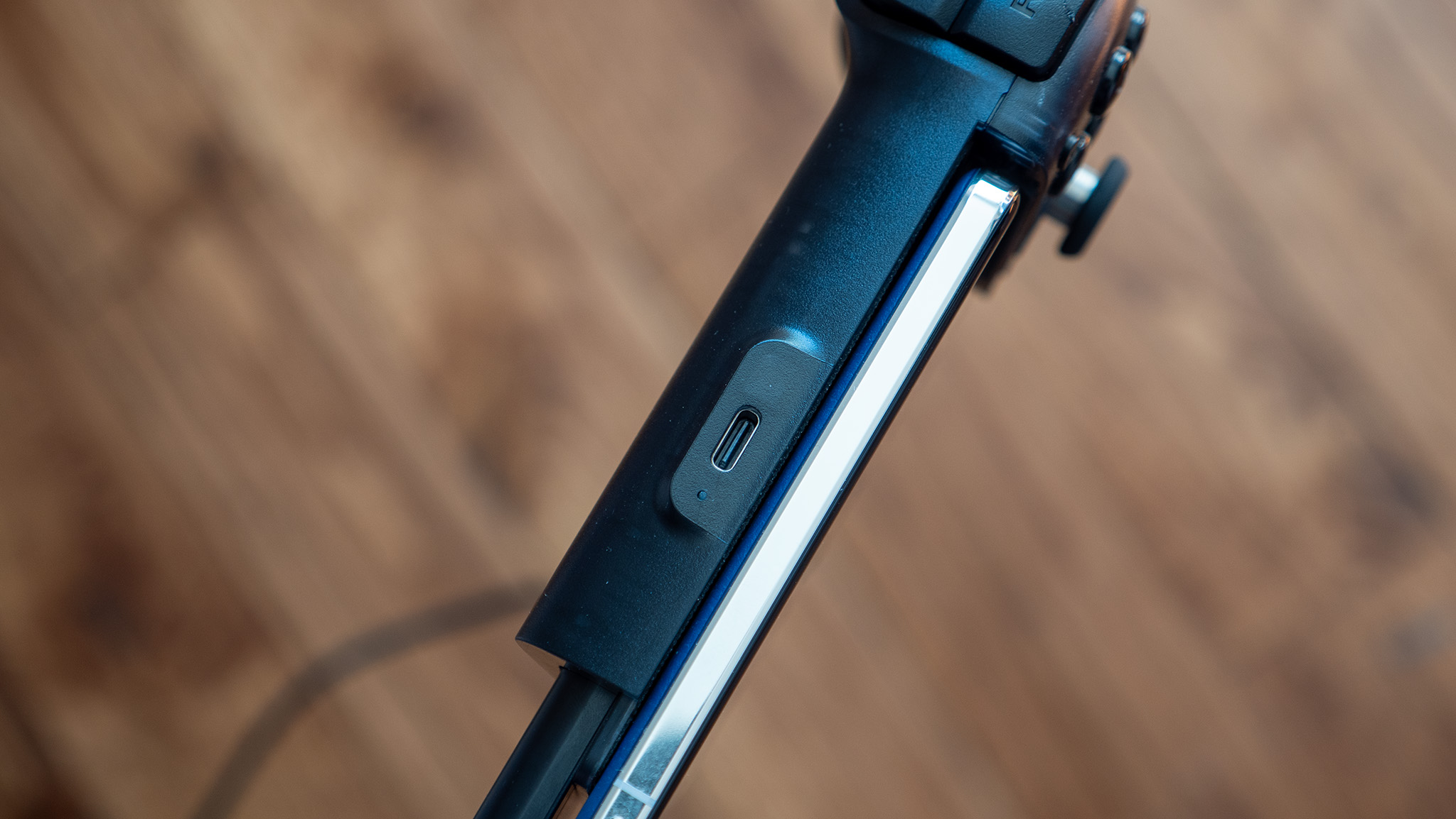 The top charging port on the Viture x 8BitDo Ultimate Mobile Controller